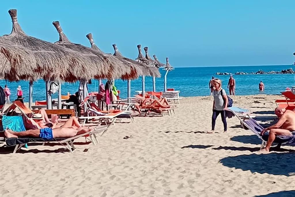 Casa Di Pipo - Appartamento Davanti Al Mare Pescara Exterior foto